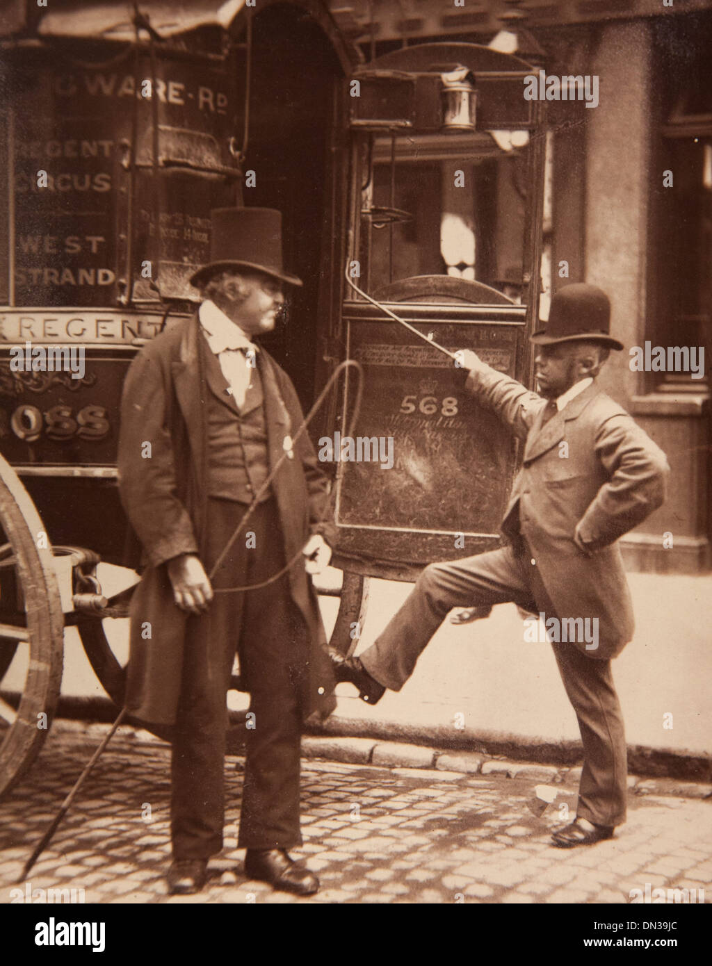 Photo montrant en fonte 'Billy' (un chauffeur, holding whip) dans la vie de la rue à Londres réservez Banque D'Images