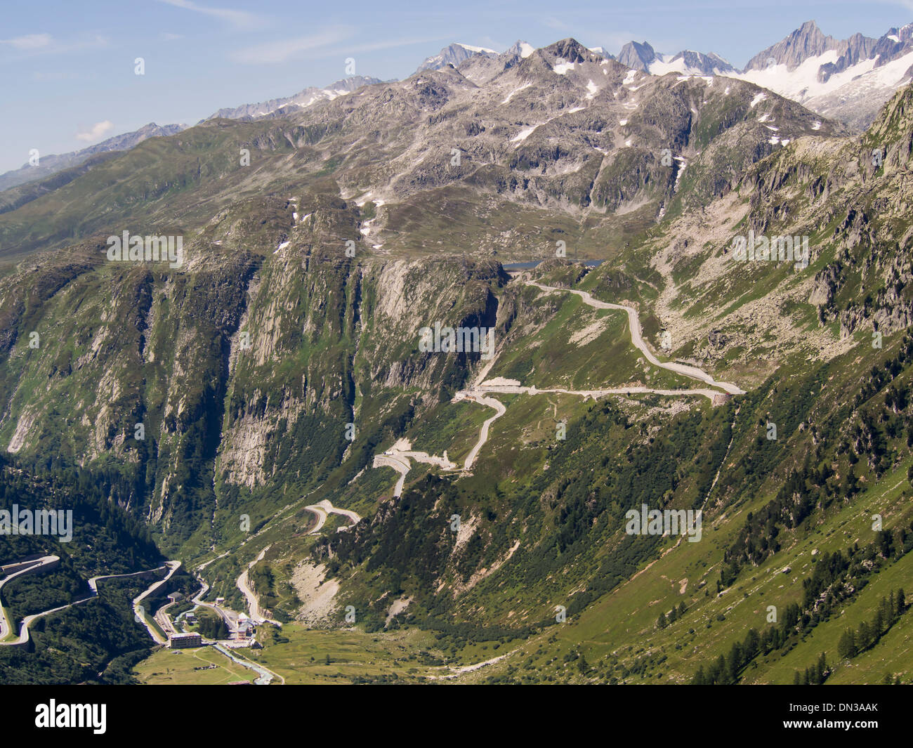 Les lacets de la route alpine du col du Grimsel en Suisse, passant de Gletsch dans la vallée à 2100 mètres ca Banque D'Images