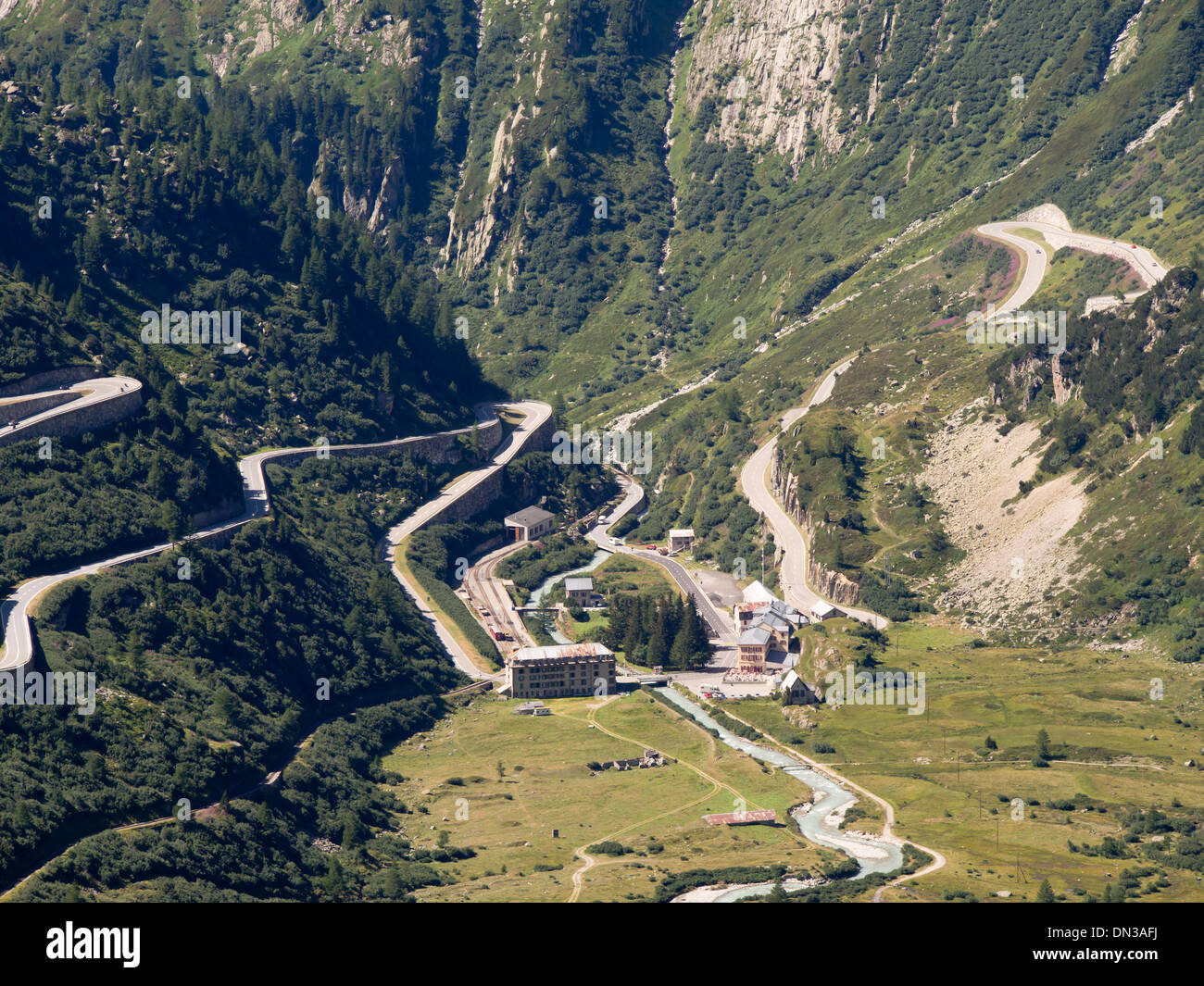 La gare et les édifices de Gletsch à alpes suisses, le col de la Furka et Grimsel grimpent brutalement les routes Banque D'Images