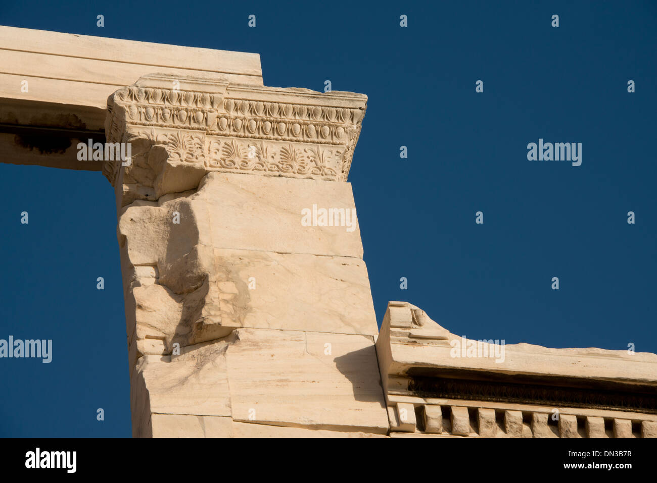 Grèce, Athènes, acropole. Erectheum, détail des vestiges de pierre sculptée. Banque D'Images