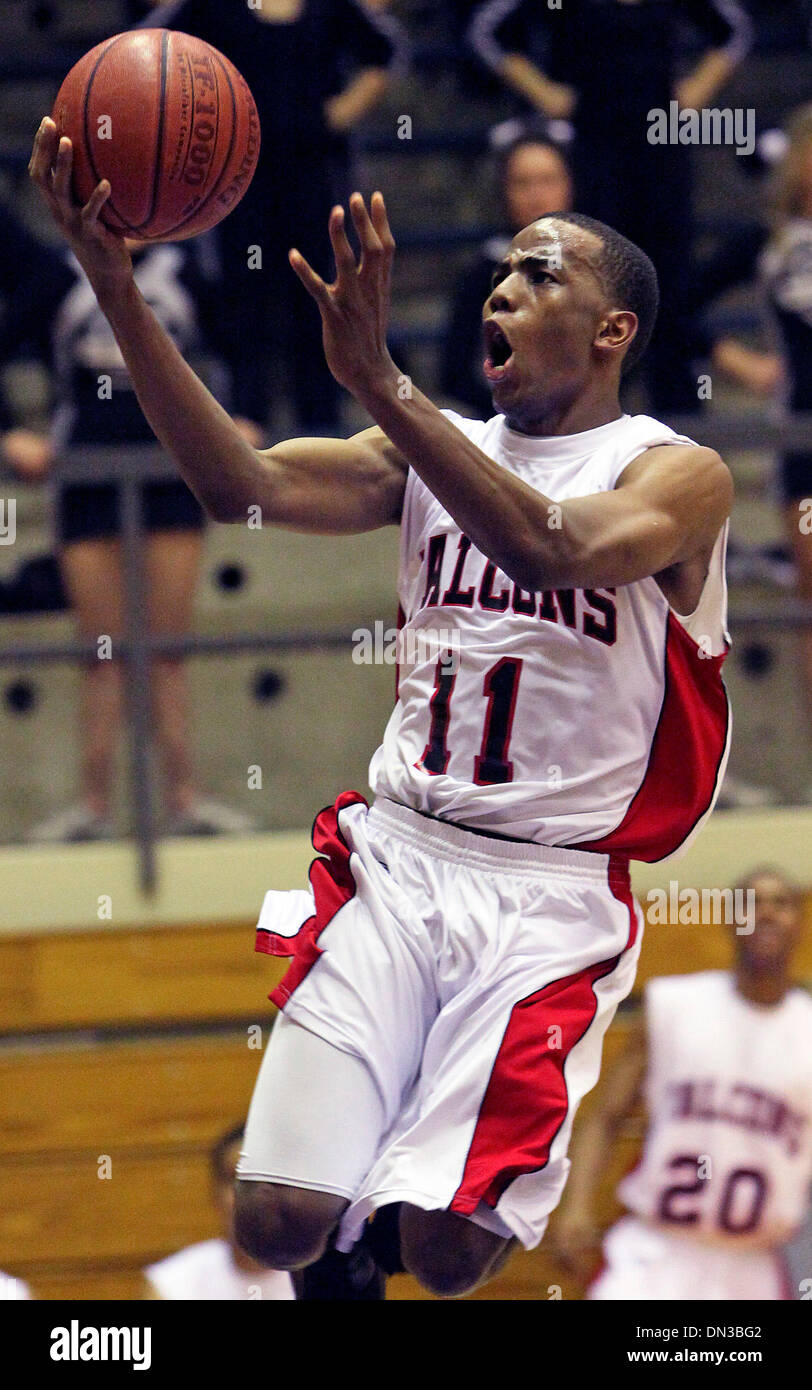 Falcon SPORTS guard Brandon Thompson va à pour obtenir facilement un layup comme comme Clark Stevens joue à Taylor Field House le 17 février 2009. Tom Reel/personnel (Image Crédit : © San Antonio Express-News/ZUMA Press) Banque D'Images