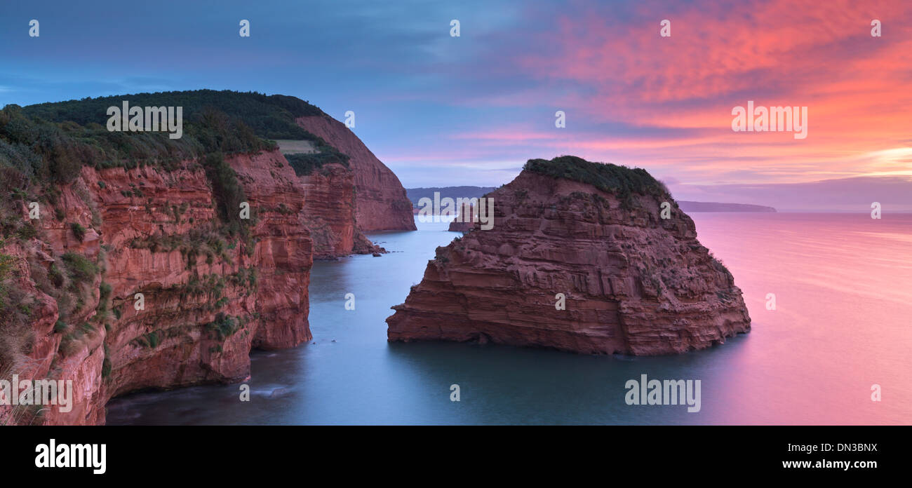 Ladram Bay ciel au-dessus de l'aube, Devon, Angleterre. L'automne (septembre) 2013. Banque D'Images