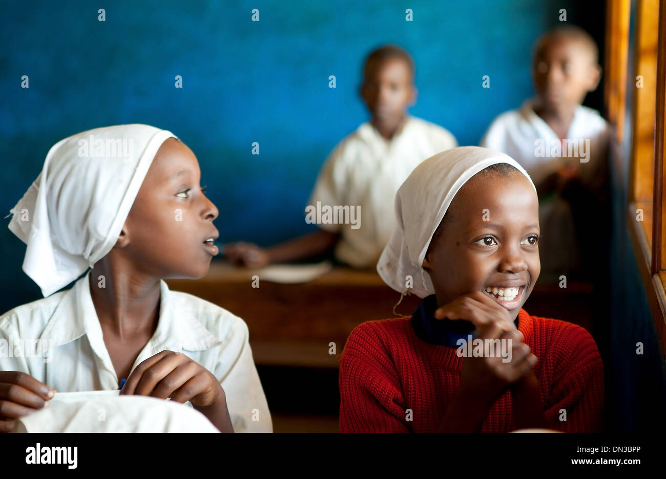 KINAZINI, KENYA - juillet-12 : les enfants africains non identifiés montrant leur école pour les touristes avec la chanson traditionnelle de bienvenue sur Juillet Banque D'Images
