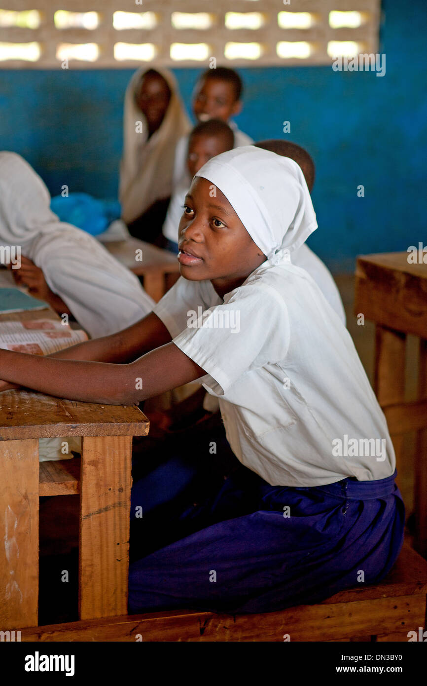 KINAZINI, KENYA - juillet-12 : les enfants africains non identifiés montrant leur école pour les touristes avec la chanson traditionnelle de bienvenue sur Juillet Banque D'Images