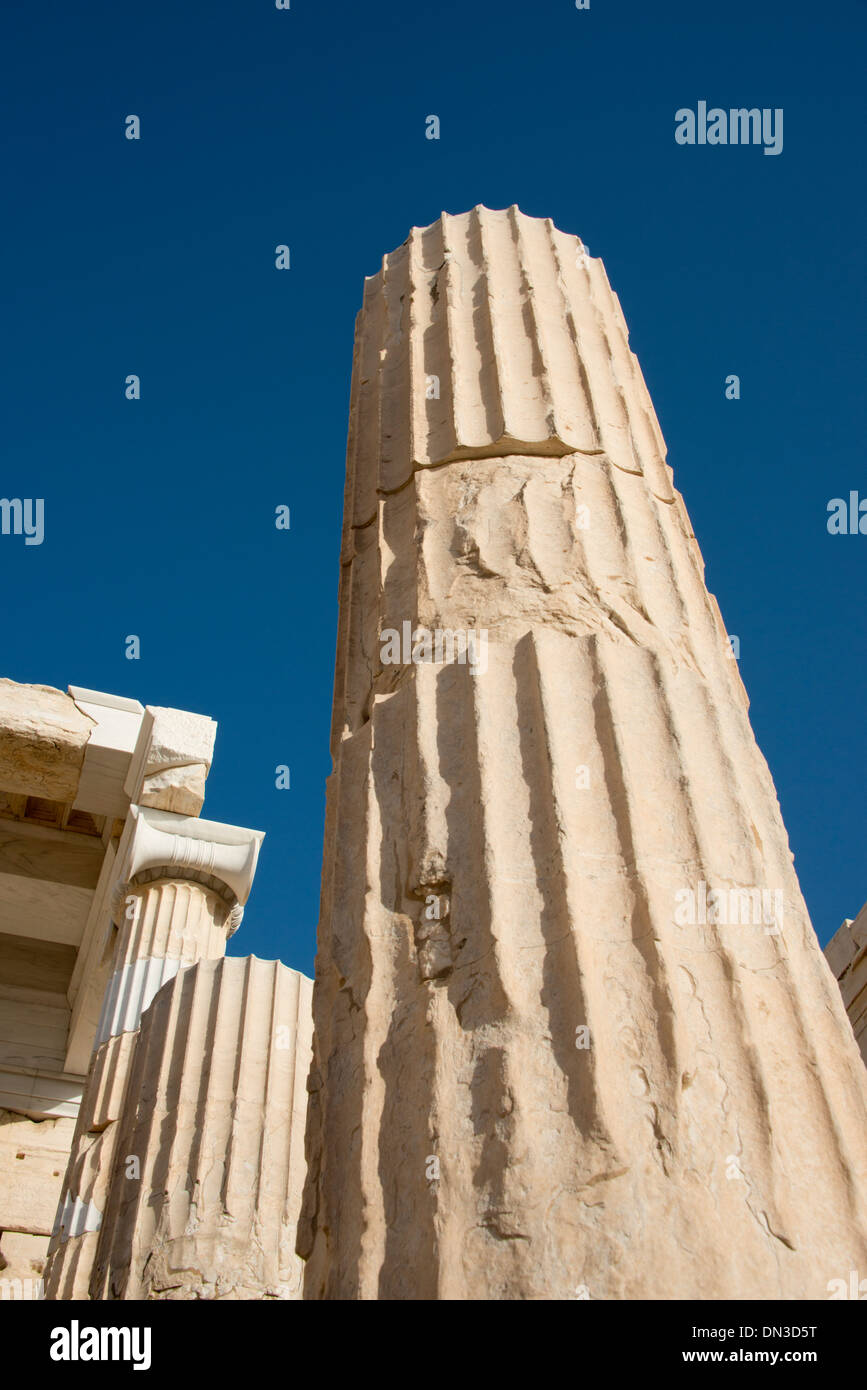 Grèce, Athènes, acropole. Le Parthénon, temple dorique dédié à la déesse Athéna. Détail de colonnes anciennes. Banque D'Images