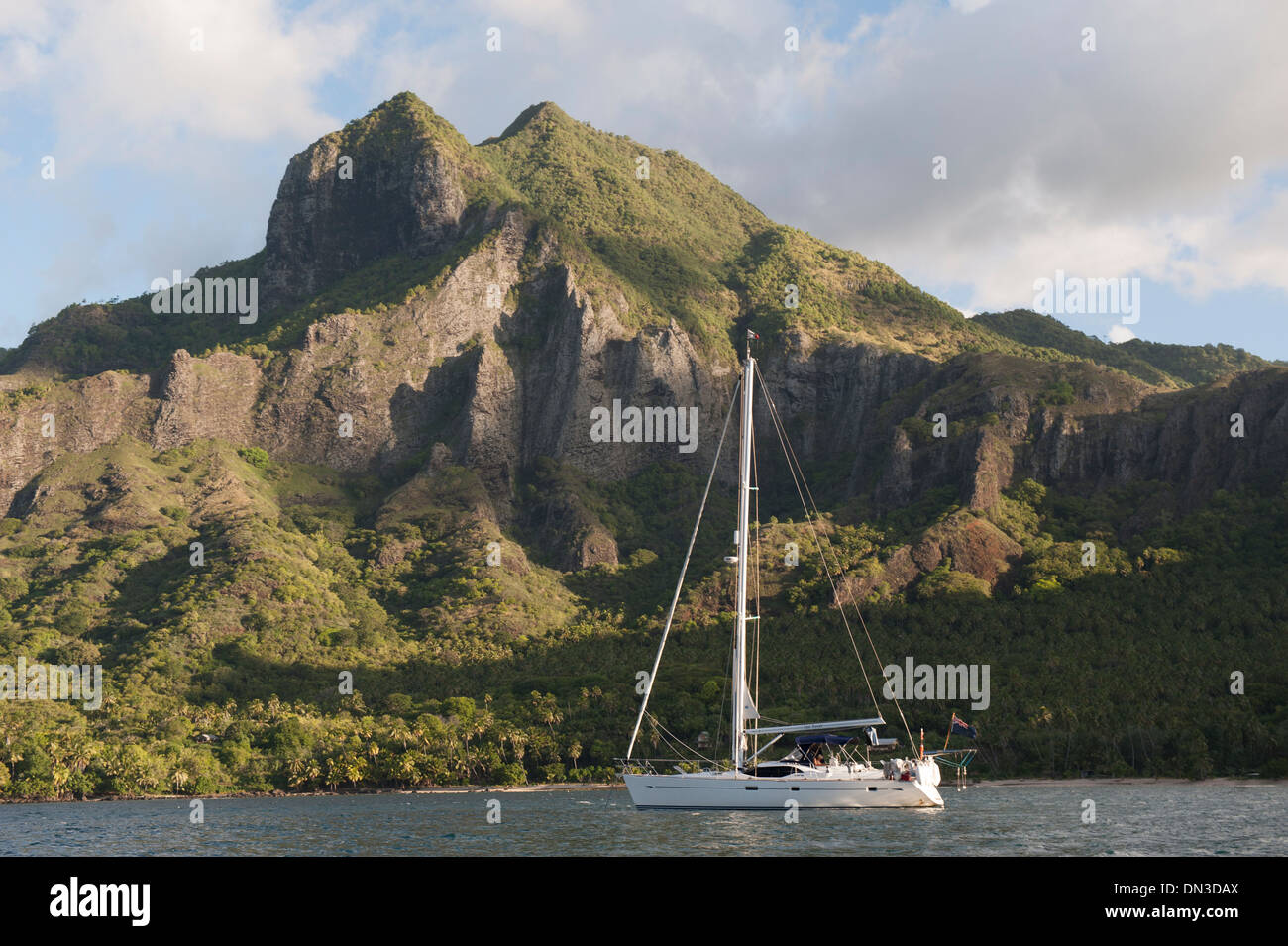 Une eau bleue cruising yacht au mouillage dans la Baie d'Anaho (baie d'Anaho), du nord-est de Nuku Hiva, Marquesasa, Polynésie Française Banque D'Images