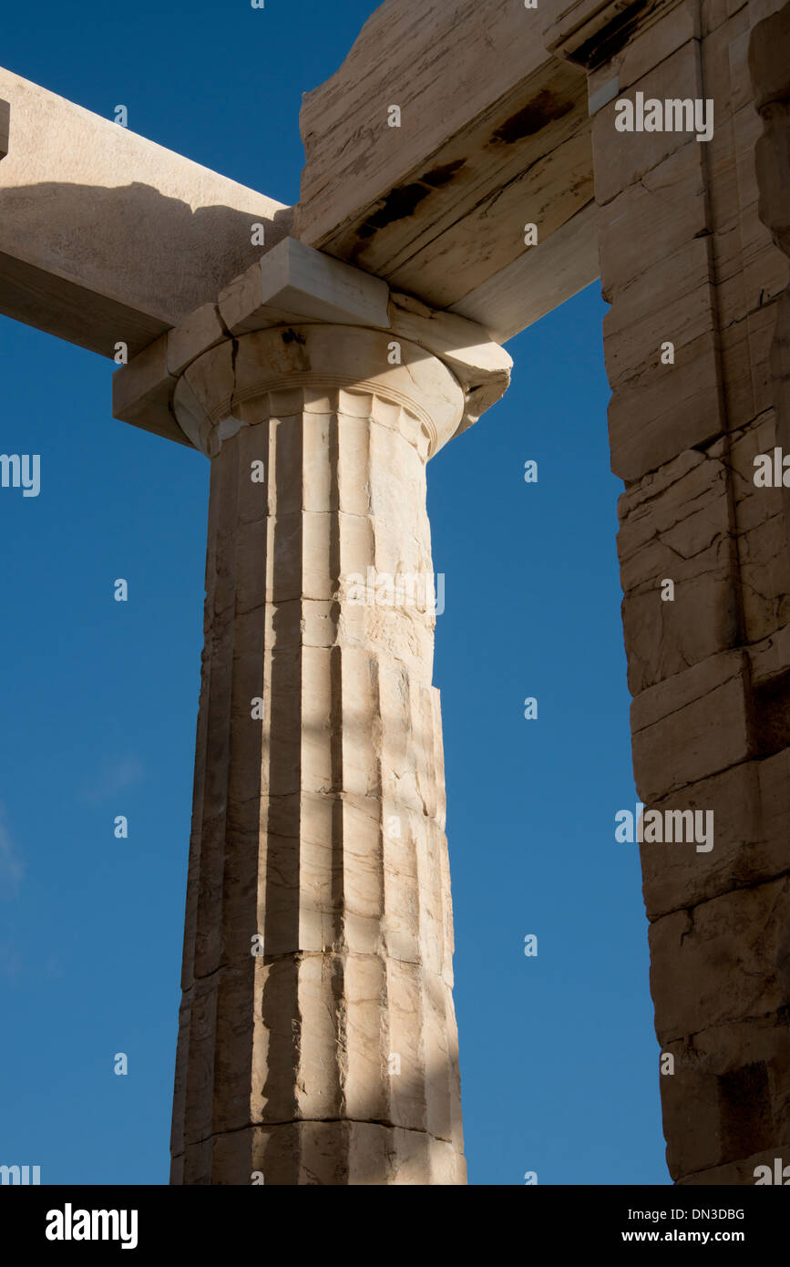 Grèce, Athènes, acropole. Le Parthénon, temple dorique dédié à la déesse Athéna. Détail de colonnes anciennes. Banque D'Images