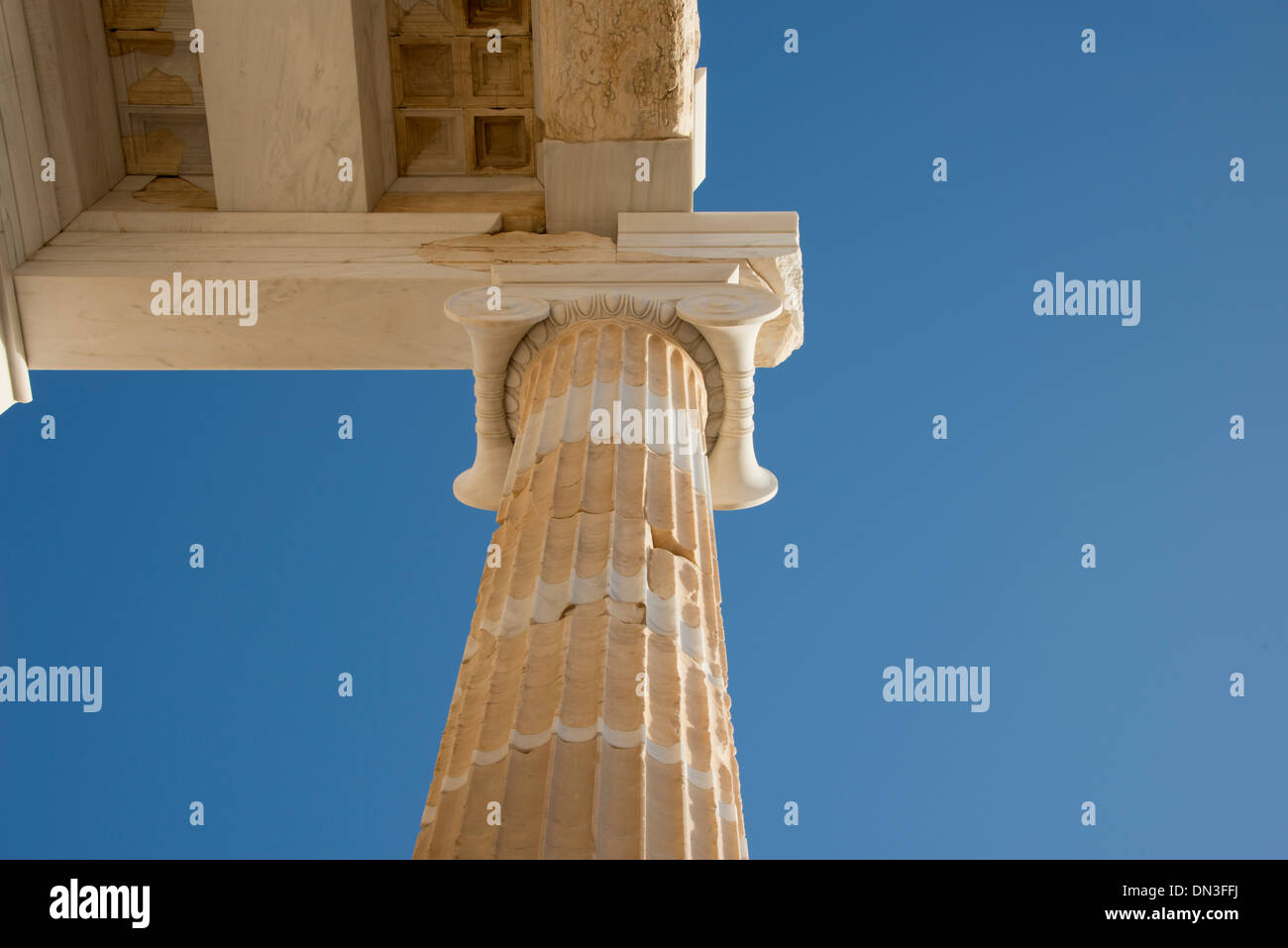 Grèce, Athènes, acropole. Le Parthénon, temple dorique dédié à la déesse Athéna. Détail de colonnes anciennes. Banque D'Images