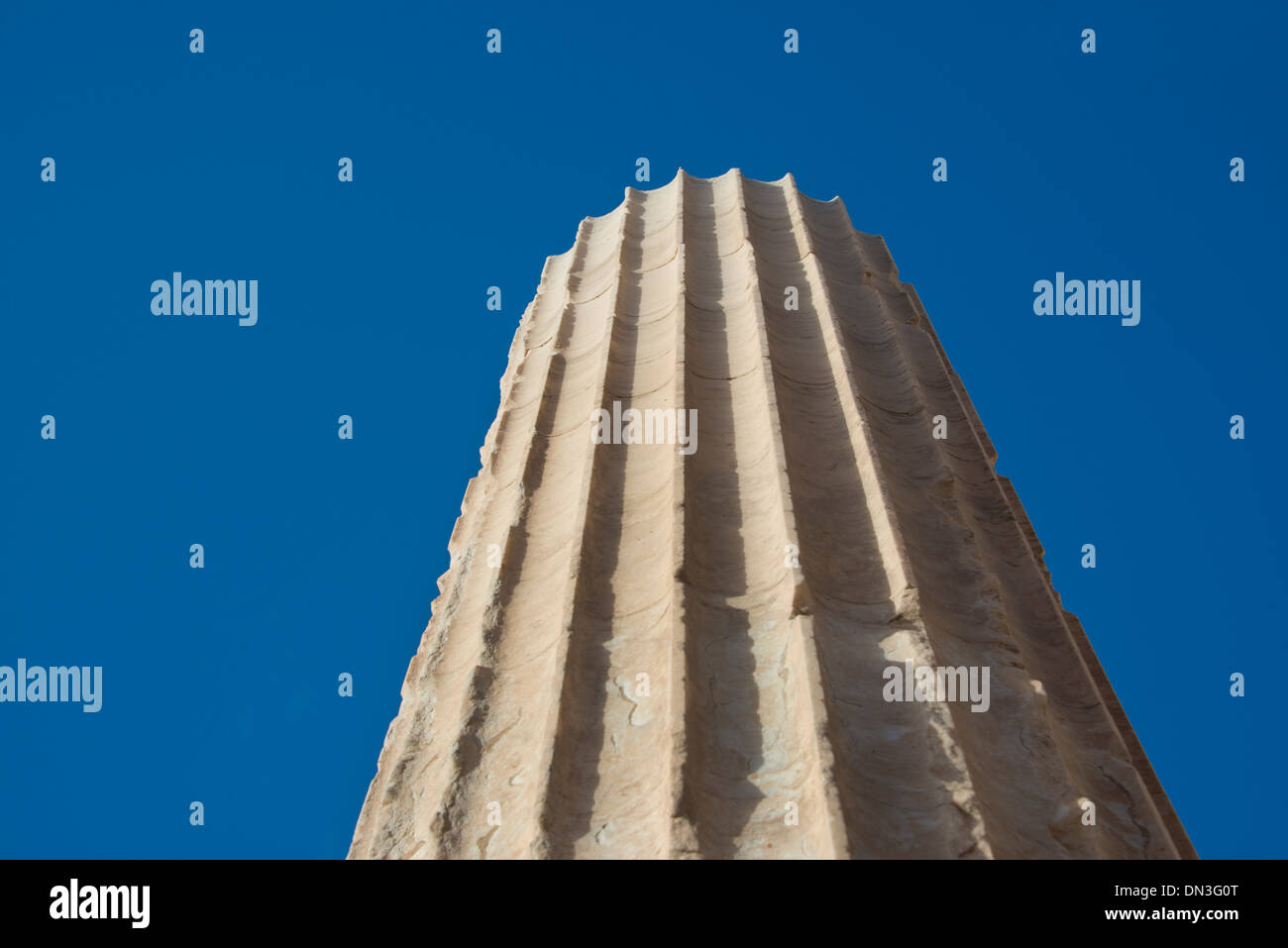 Grèce, Athènes, acropole. Le Parthénon, temple dorique dédié à la déesse Athéna. Détail de colonnes anciennes. Banque D'Images