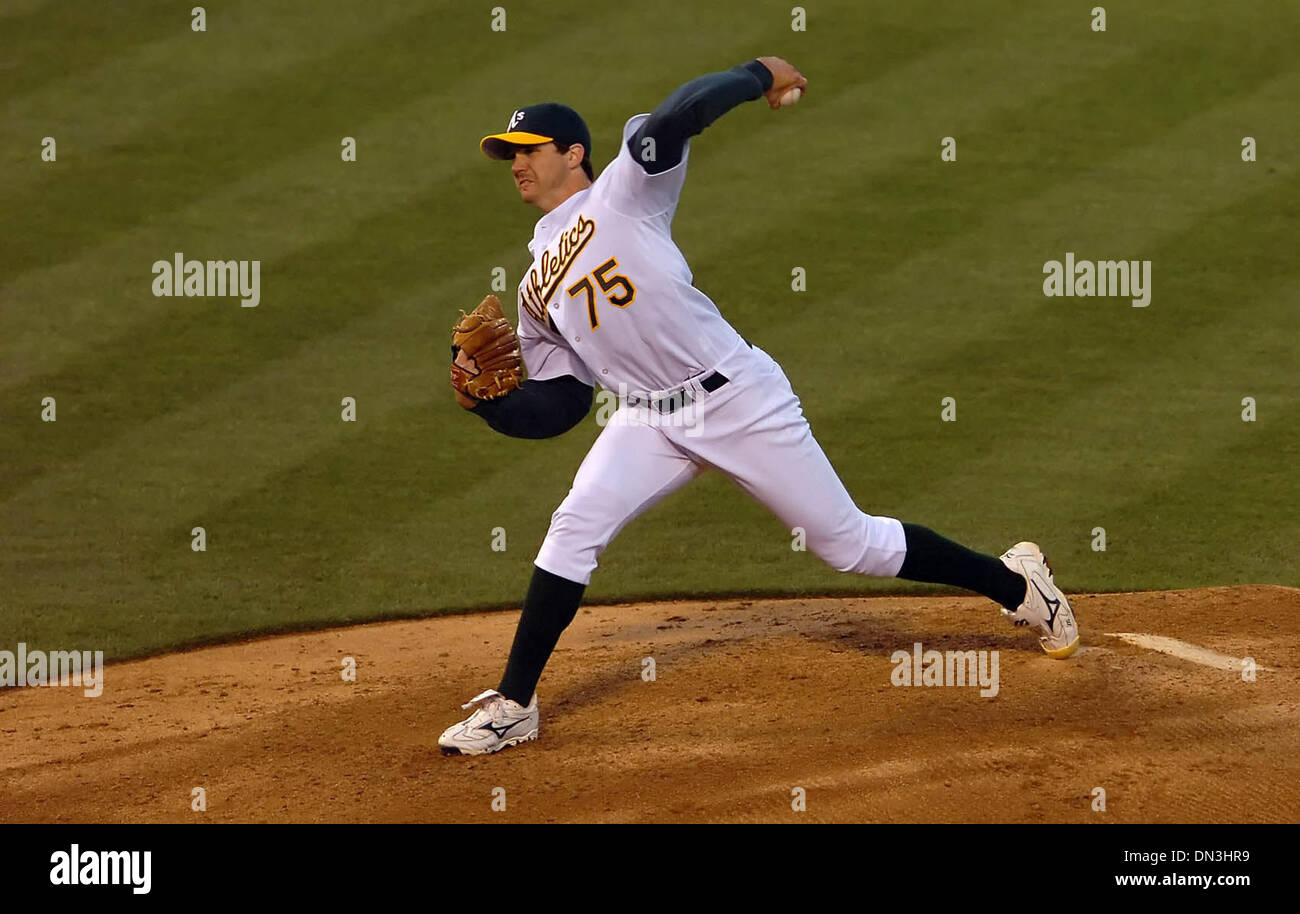 Aug 14, 2006 ; Oakland, CA, USA ; Oakland Athletics pitcher Barry Zito, # 75 emplacements, contre les Marines de Seattle dans la 3e manche de leur jeu le lundi 14 août 2006 chez McAfee Coliseum. A Milton Bradley, # 22, serait en sécurité à la première et à la deuxième sortie Kielty. Crédit obligatoire : Photo par Jose Carlos Fajardo/Contra Costa Times/ZUMA Press. (©) Copyright 2006 par Contra Costa Times Banque D'Images