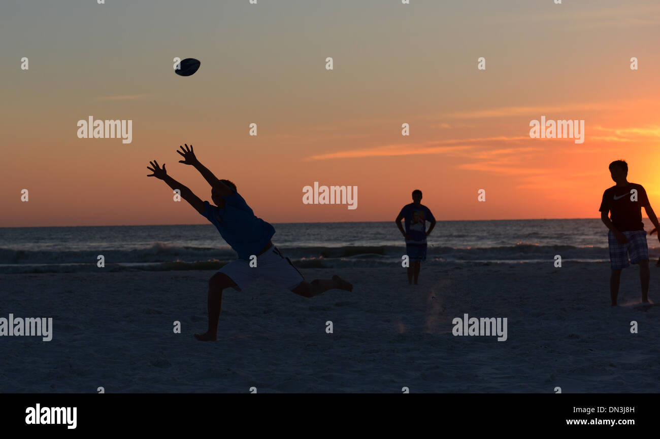 Coucher du soleil et le football à la plage, Siesta Key, en Floride. Banque D'Images Coucher du soleil et le football à la plage, Siesta Key, en Floride. Banque D'Images