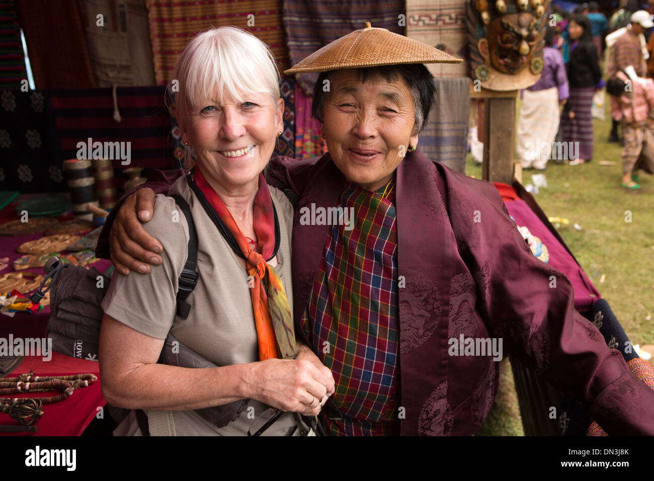 Le Bhoutan, Thangbi Mani Lhakang Tsechu festival, visiteur de l'ouest avec stalholder souvenirs Banque D'Images