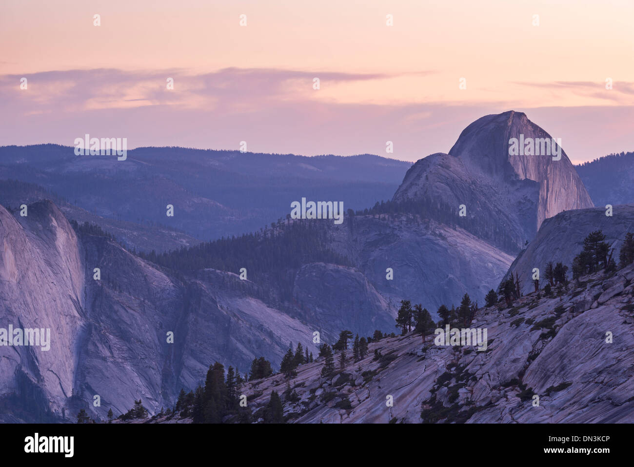 Crépuscule sur Demi Dôme, Yosemite National Park, California, USA. L'automne (octobre) 2013. Banque D'Images