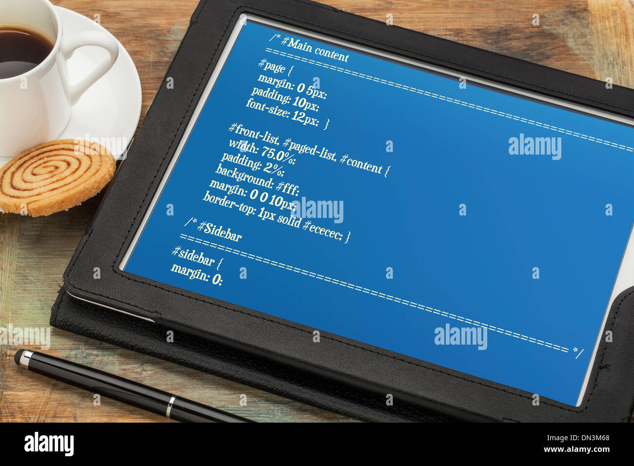 La conception de page web format - feuille de style CSS code sur une tablette numérique avec une tasse de café Banque D'Images
