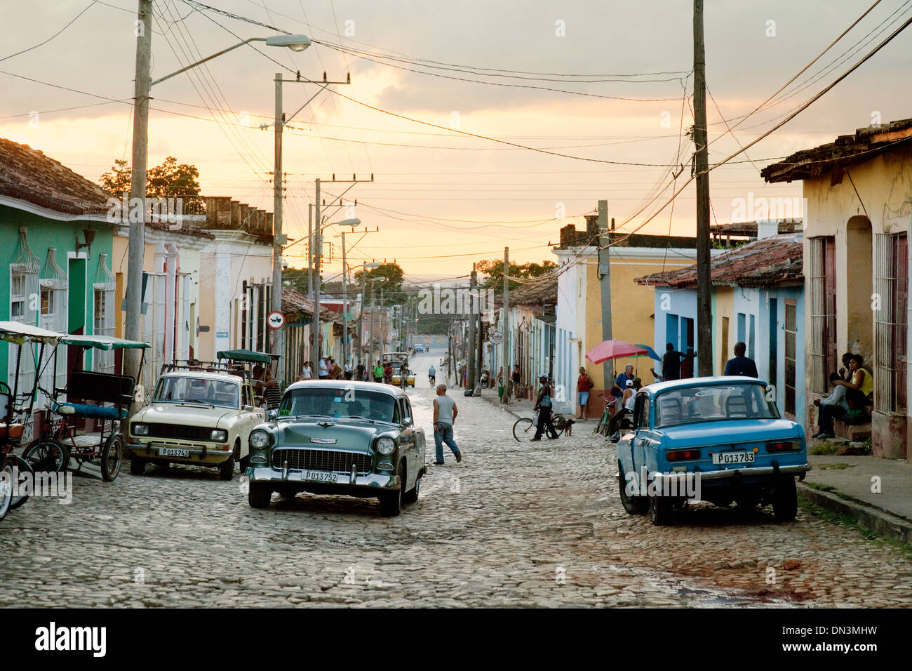 Trinidad, Cuba - un coucher de scène de rue avec de vieilles voitures américaines dans la rue, Trinidad, Cuba, Caraïbes, Amérique Latine Banque D'Images