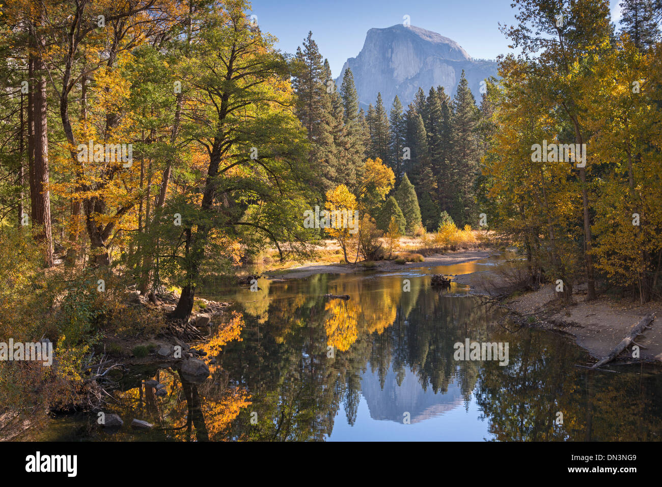 Demi-Dôme et feuillage d'automne reflètent dans la rivière Merced, Yosemite Valley, Californie, USA. L'automne (octobre) 2013. Banque D'Images