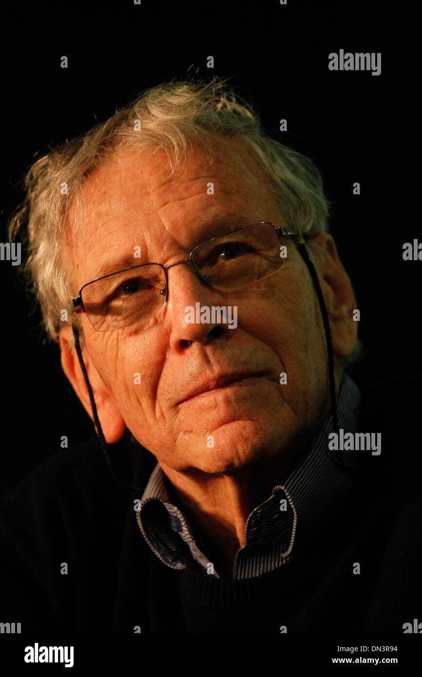 Athènes, Grèce. Dec 18, 2013. L'écrivain israélien Amos Oz présente son livre ''Scènes de la vie du Village'' à Athènes. © ZUMAPRESS.com/Alamy Vafeiadakis Aristidis/Live News Banque D'Images