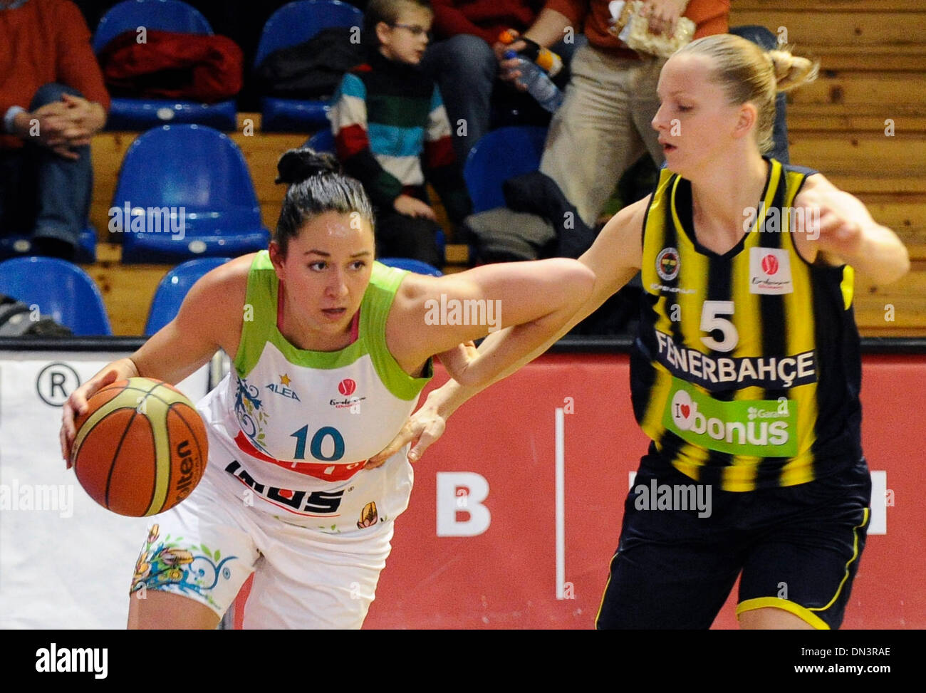 7ème tour match basket-ball femmes BK Brno IMOS vs Fenerbahce Turkoman à Brno, République tchèque le 18 décembre 2013. Barbora Kasparkova (gauche, Brno) et Agnieszka Bibrzycka (Fenerbahçe). (Photo/CTK Vaclav Salek) Banque D'Images