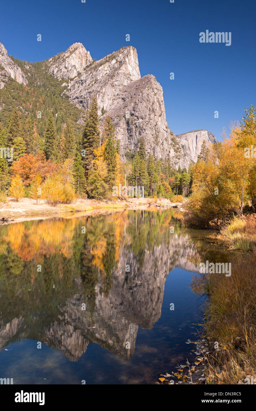 Les trois frères ont réfléchi dans la rivière Merced, Yosemite Valley, Californie, USA. L'automne (octobre) 2013. Banque D'Images