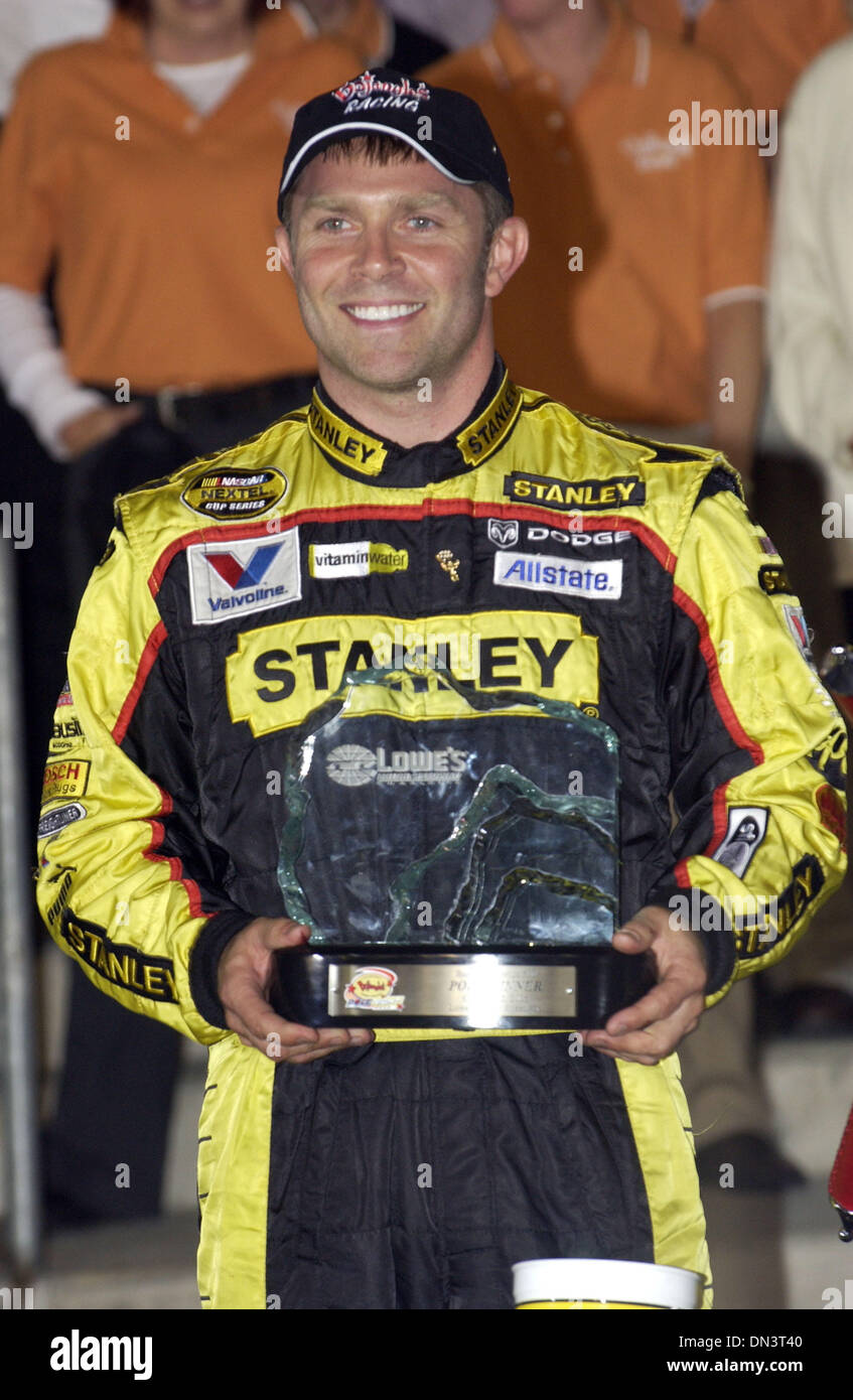 Oct 12, 2006 ; Concord, NC, USA ; SCOTT RIGGS, conducteur de la # 10  Stanley Tools/Dodge Valvoline, remporte le prix de la perche Bojangles  meilleur temps lors des qualifications pour le