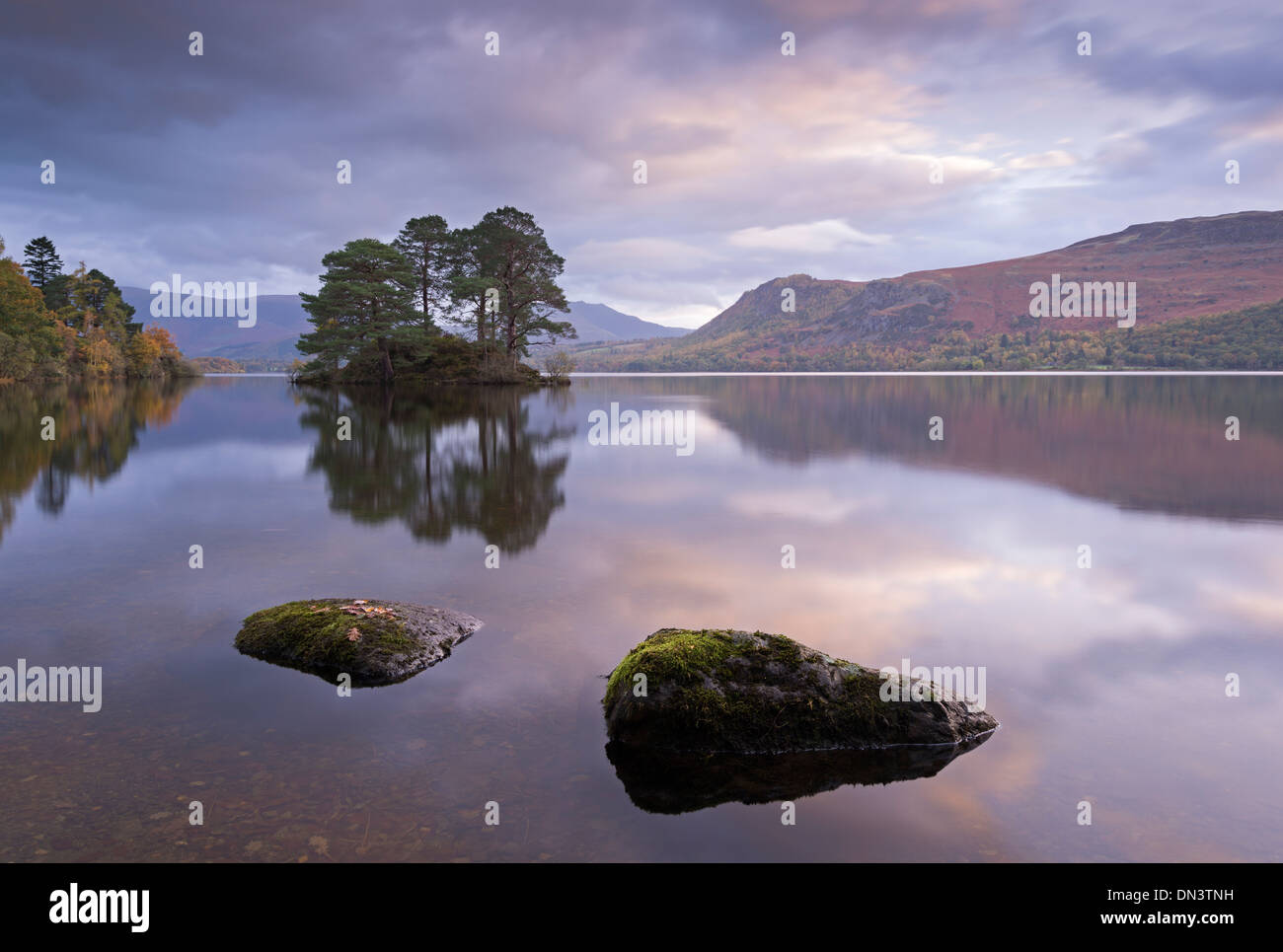 Aube ciel de Derwent Water, Lake District, Cumbria, Angleterre. L'automne (novembre) 2013. Banque D'Images