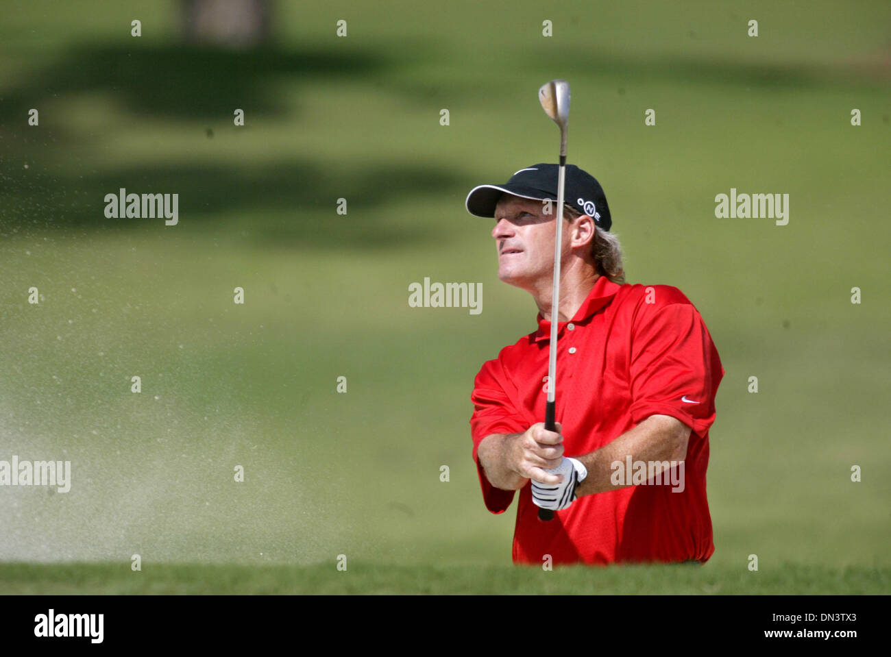 Oct 22, 2006 ; Port Saint Lucie, FL, USA ; CHRIS STARKJOHANN pris dans une trappe de sable sur le 17ème trou lors de la ronde finale du Championnat National Senior PGA Professional le dimanche à la PGA Golf Club de Port Saint Lucie. Crédit obligatoire : Photo par Amanda Voisard/Palm Beach Post/ZUMA Press. (©) Copyright 2006 par Palm Beach Post Banque D'Images