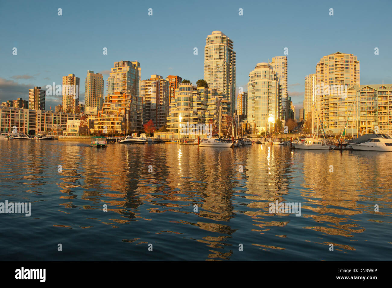 Reflet de Yaletown immeubles au coucher du soleil sur False Creek de Granville Island, Vancouver BC Canada Banque D'Images