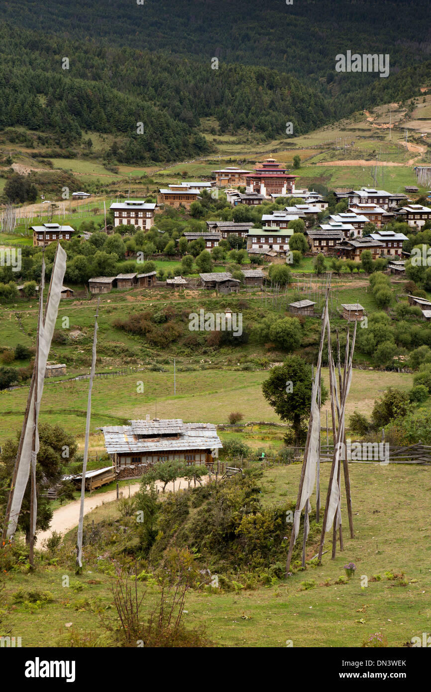 L'est du Bhoutan, Ura Village, maisons étroitement regroupées autour de l'lhakang temple Banque D'Images