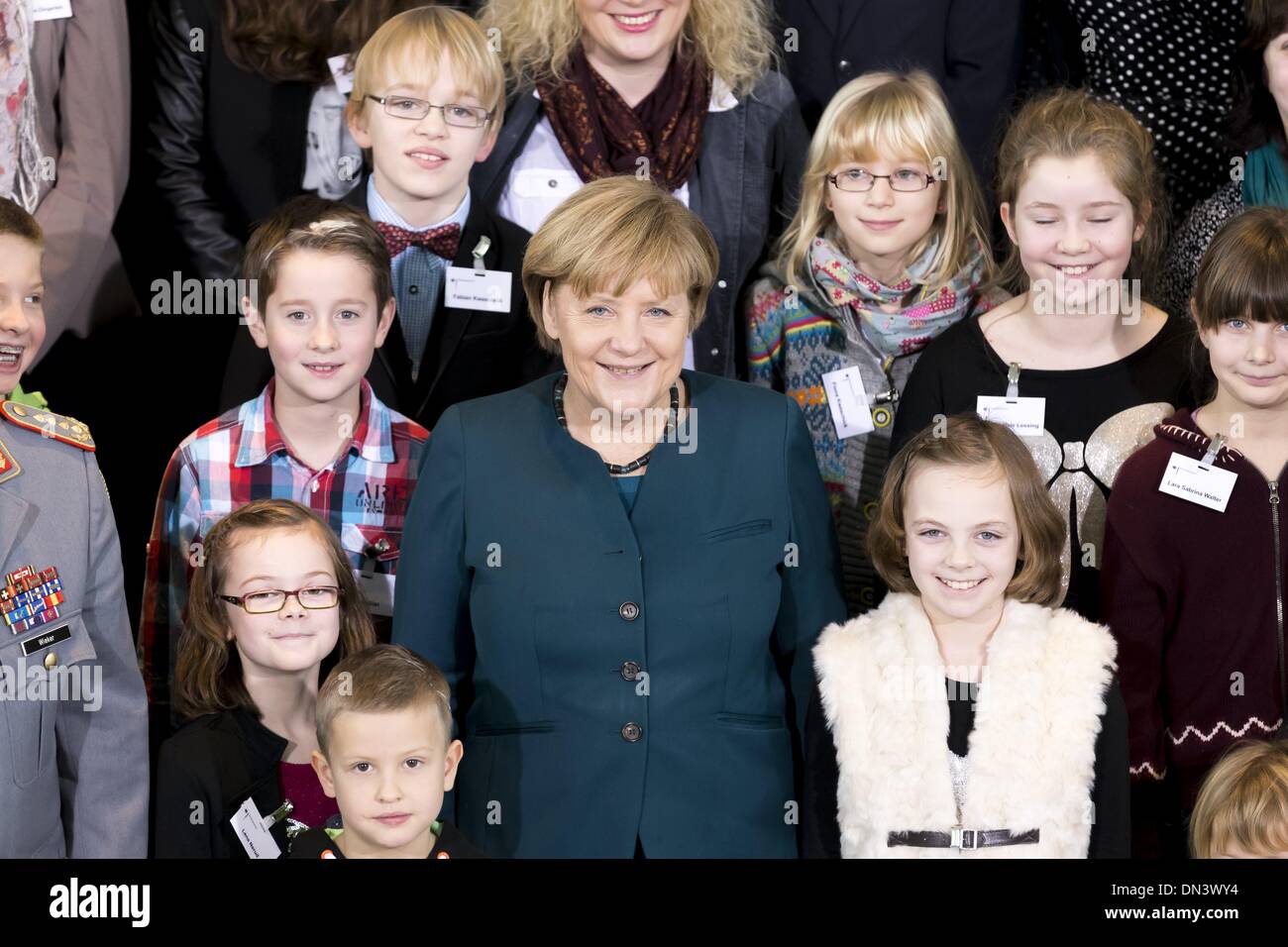 Berlin, Allemagne. Dec 18, 2013. La chancelière Angela Merkel et Ursula von der Leyen (CDU), Ministre de la Défense, reçoit les membres de la famille des soldats ainsi que des policiers qui sont dans l'affectation à l'étranger, à une conversation de Noël à la chancellerie à Berlin. / Photo : (l) Volker Wieker, chef d'état-major des forces armées, la chancelière Angela Merkel (CDU), chancelier, et Ursula von der Leyen (CDU), Ministre de la Défense, avec les membres de la famille de soldats allemands.Photo : Reynaldo Paganelli/NurPhoto Crédit : Reynaldo Paganelli/NurPhoto ZUMAPRESS.com/Alamy/Live News Banque D'Images