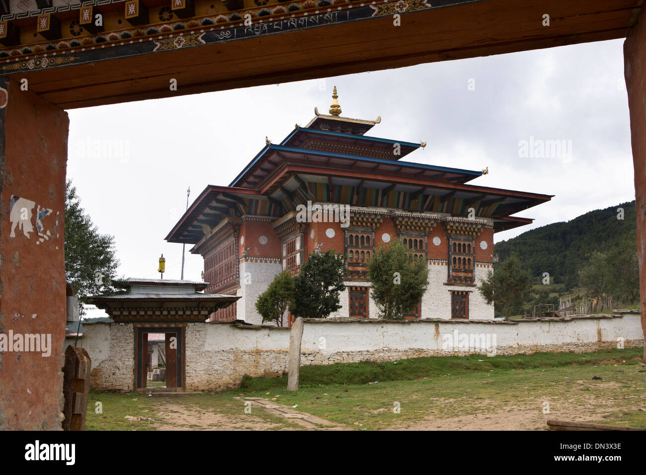 L'est du Bhoutan, Ura Village, construit traditionnellement lhakang temple Banque D'Images