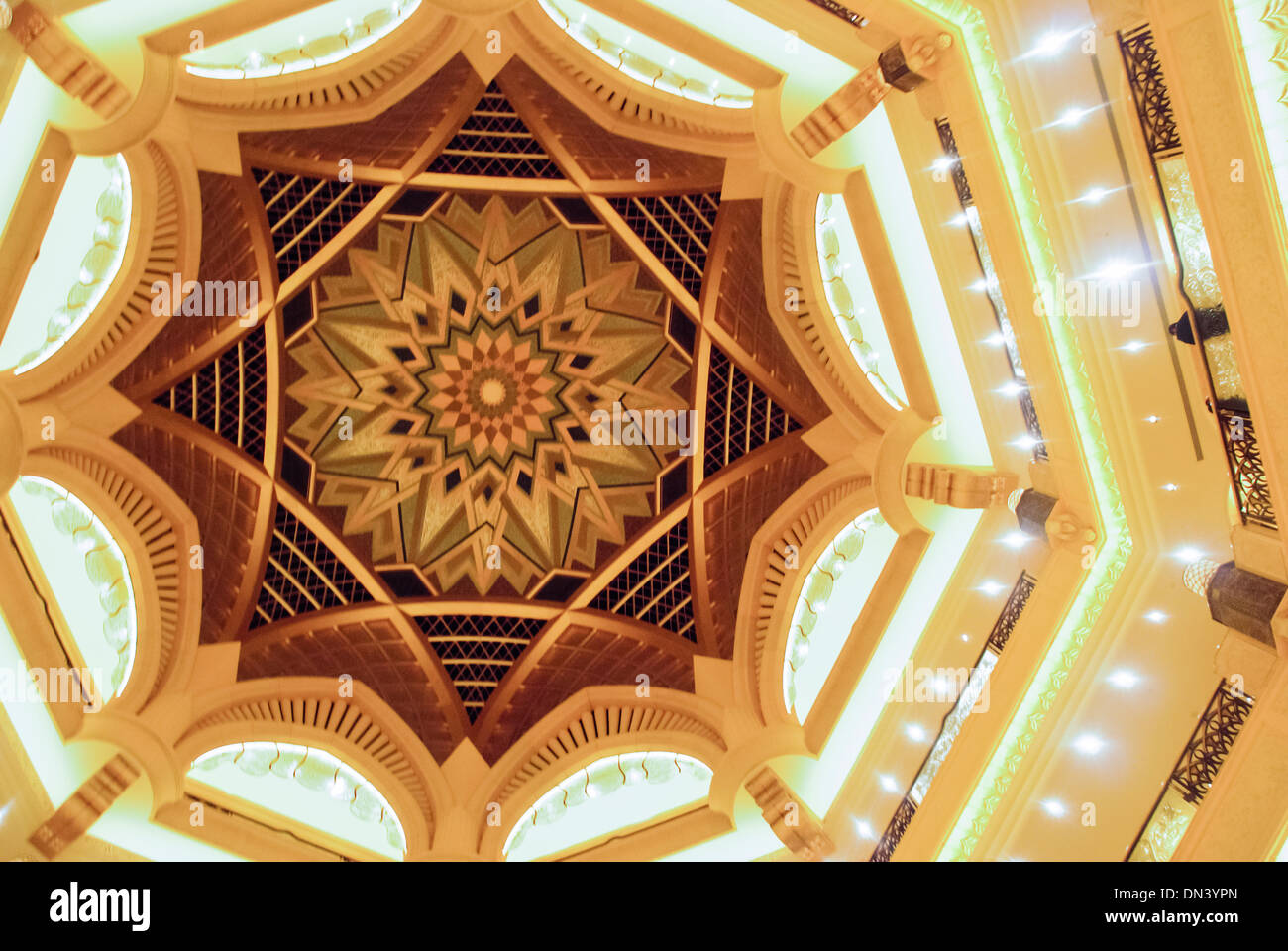 Dôme de l'hôtel Emirates Palace, Abu Dhabi, Émirats arabes unis, le plus grand dôme autonomes dans le monde Banque D'Images