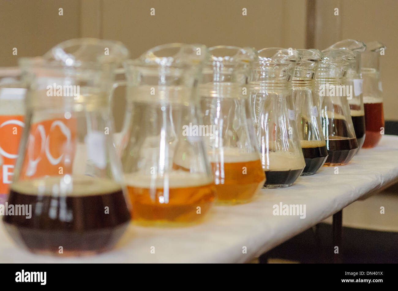 Pichets de bières et de bières à un festival de la bière Banque D'Images
