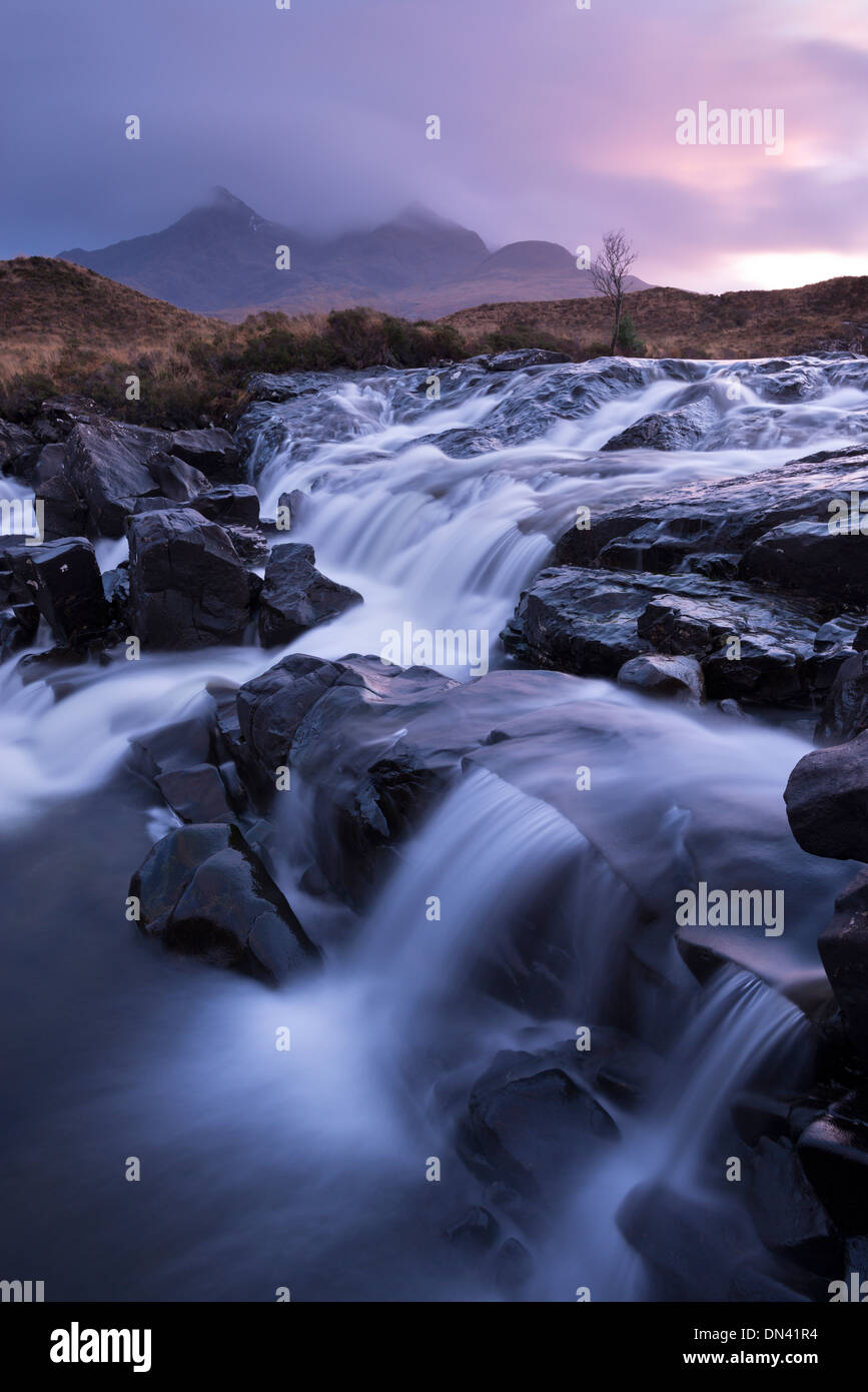 La rivière Allt Dearg Mor tumbling sur une série de cascades à Glen Sligachan, île de Skye, en Ecosse. L'hiver (novembre) 2013. Banque D'Images