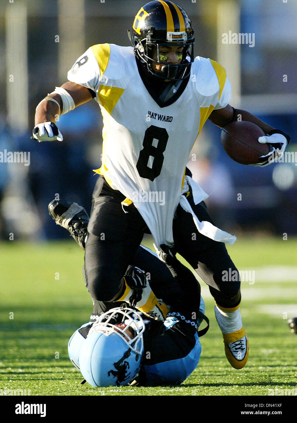 Nov 09, 2006 ; Hayward, CA, USA ; Hayward's TROY EVANS est abordé par Tennyson's CHASE MARTINEZ durant leur jeu le jeudi 9 novembre 2006 à Hayward en Californie. Crédit obligatoire : Photo par Aric Crabb/l'Oakland Tribune/ZUMA Press. (©) Copyright 2006 par l'Oakland Tribune Banque D'Images