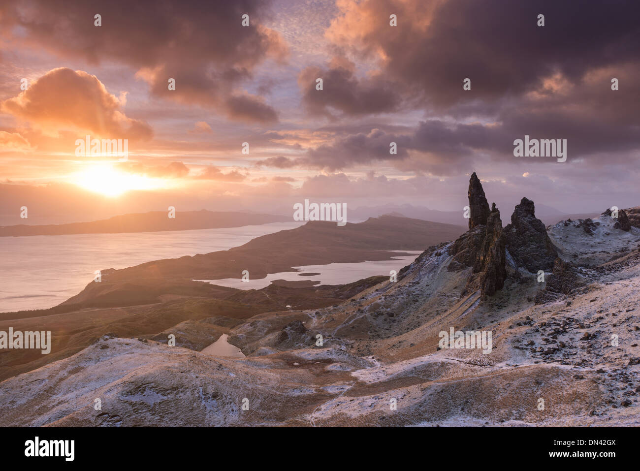 Lever de soleil spectaculaire sur le vieil homme de Storr, île de Skye, en Ecosse. Hiver (décembre) 2013. Banque D'Images