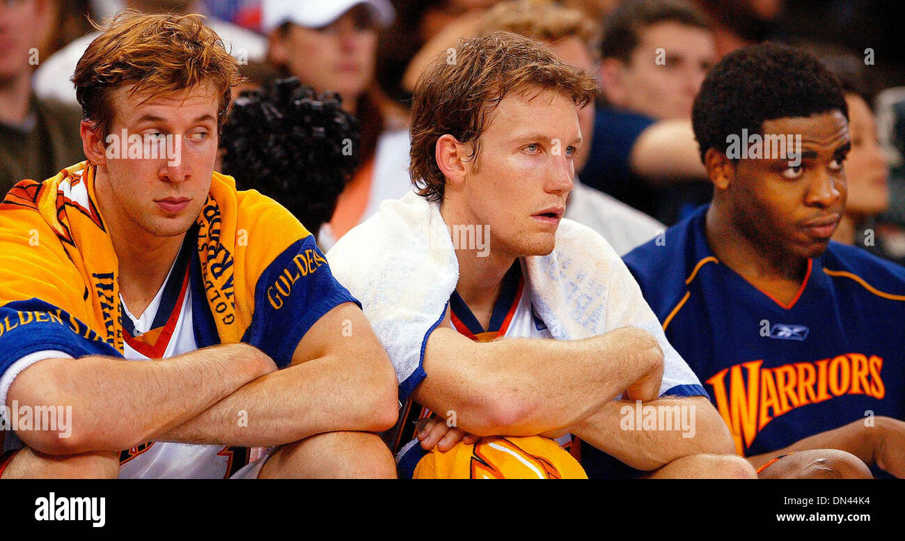 Jan 05, 2006 - Oakland, Californie, États-Unis - TROY MURPHY, MIKE DUNLEAVY, IKE DIOGU et regardez comme les Guerriers jouer Indiana jeudi soir à Oakland. (Crédit Image : © Aric Crabb/Oakland Tribune/ZUMA Press) RESTRICTIONS : * DÉPART * Droits de tabloïds USA Banque D'Images