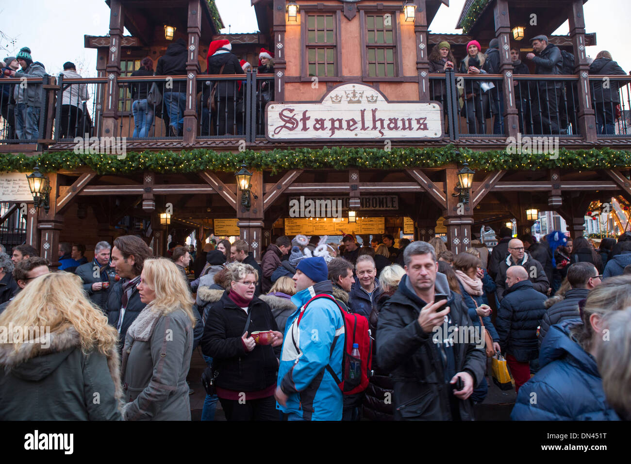 Marché de Noël de Cologne confortable carré occupé les personnes qui boivent du vin Banque D'Images