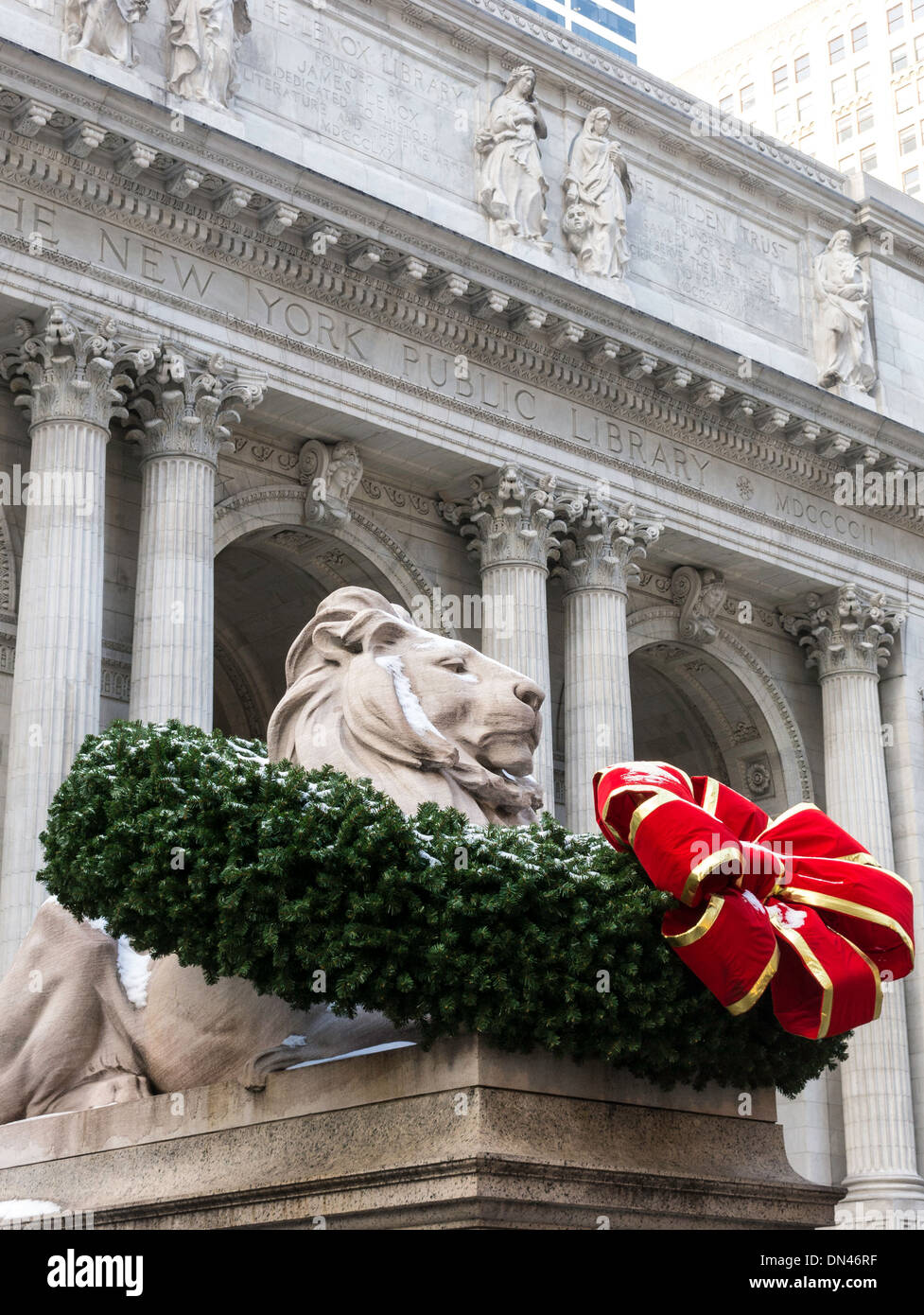 Statue de lion avec couronne durant les vacances, New York Public Library, branche principale, NYC Banque D'Images