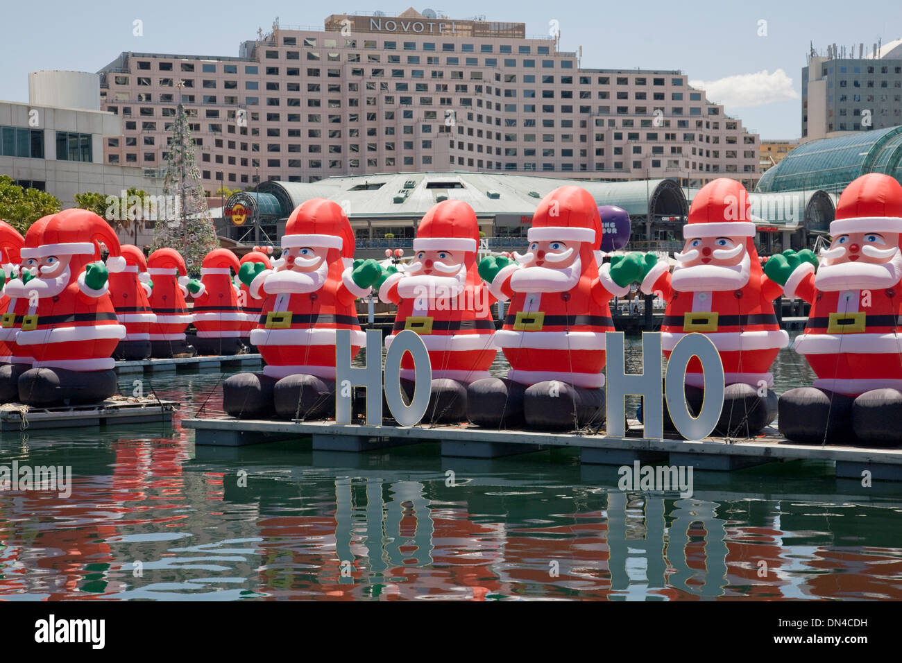 Sydney, Australie, mardi 17 décembre, le Père Noël flottant dans Sydney Darling Harbour pour les fêtes de Noël Banque D'Images
