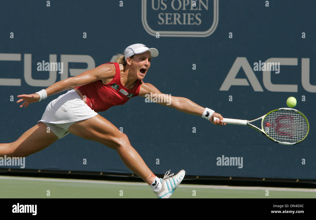 Aug 02, 2006 ; Carlsbad, CA, USA ; SYBILLE BAMMER atteint pour un tir lors de la manche décisive dans sa perte à Mary Pierce. Crédit obligatoire : Photo par Charlie Neuman/SDU-T/ZUMA Press. (©) Copyright 2006 by SDU-T Banque D'Images