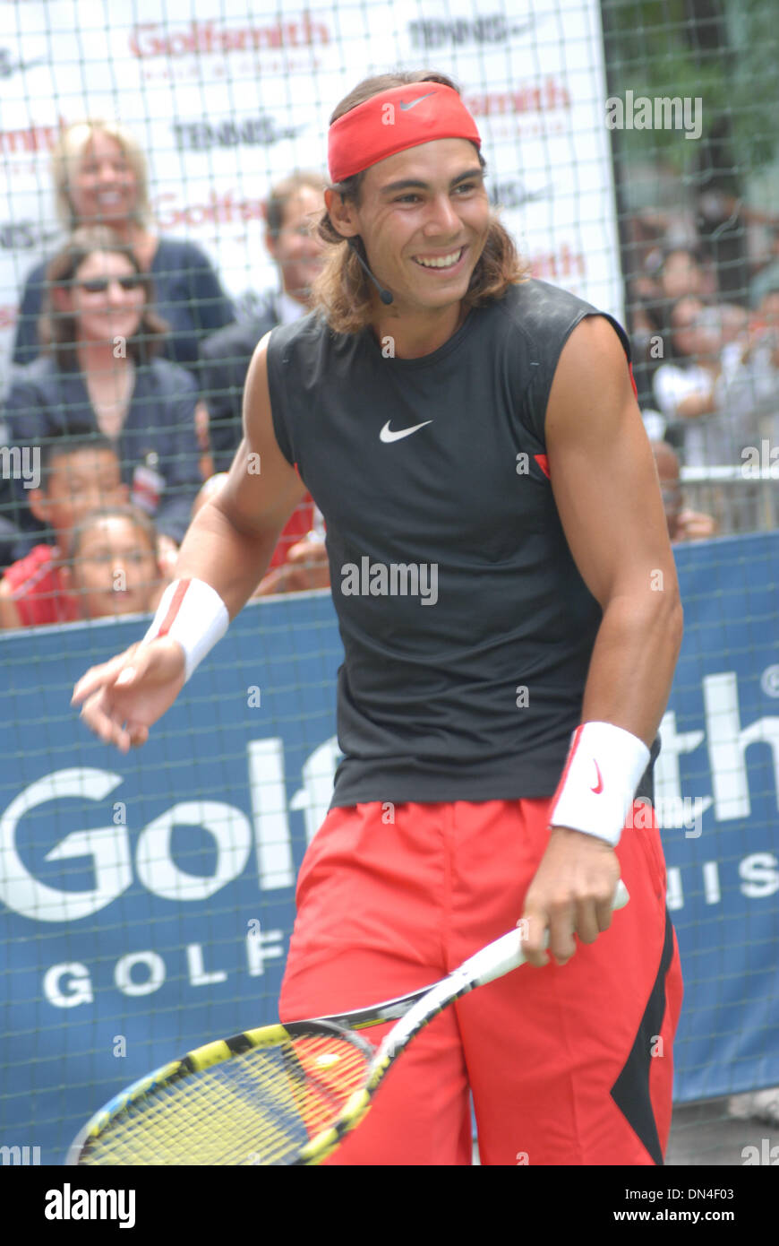 Aug 24, 2006 ; New York, NY, USA ; RAFAEL NADAL jouent au tennis sur 54th street au NYC Street Slam dans la ville de New York. Crédit obligatoire : Photo par Jeffrey Geller/ZUMA Press. (©) Copyright 2006 by Jeffrey Geller Banque D'Images