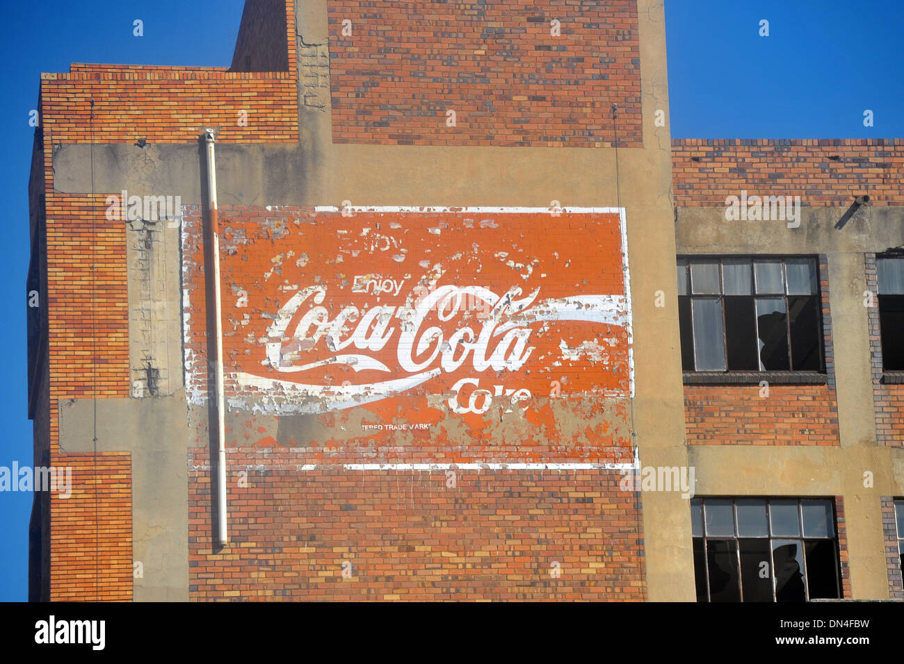 Avertir un Coco Cola advert sur le côté d'un entrepôt de la brique. Banque D'Images