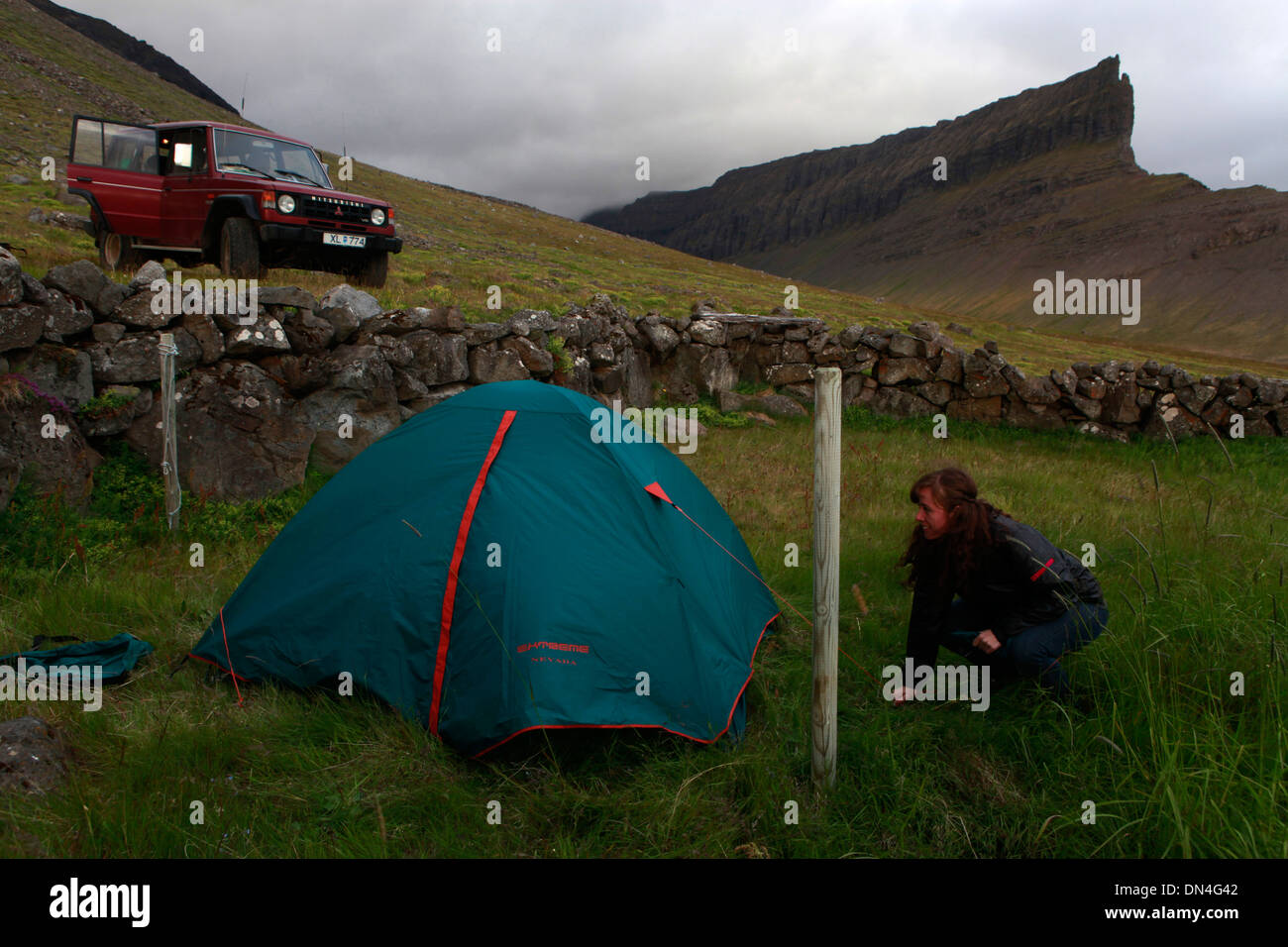 Camping à un voyage dans les Fjords de l'Ouest, de l'Islande. Banque D'Images
