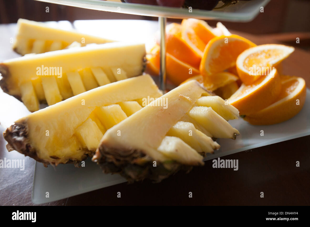 L'ananas et d'oranges sur une plaque Banque D'Images