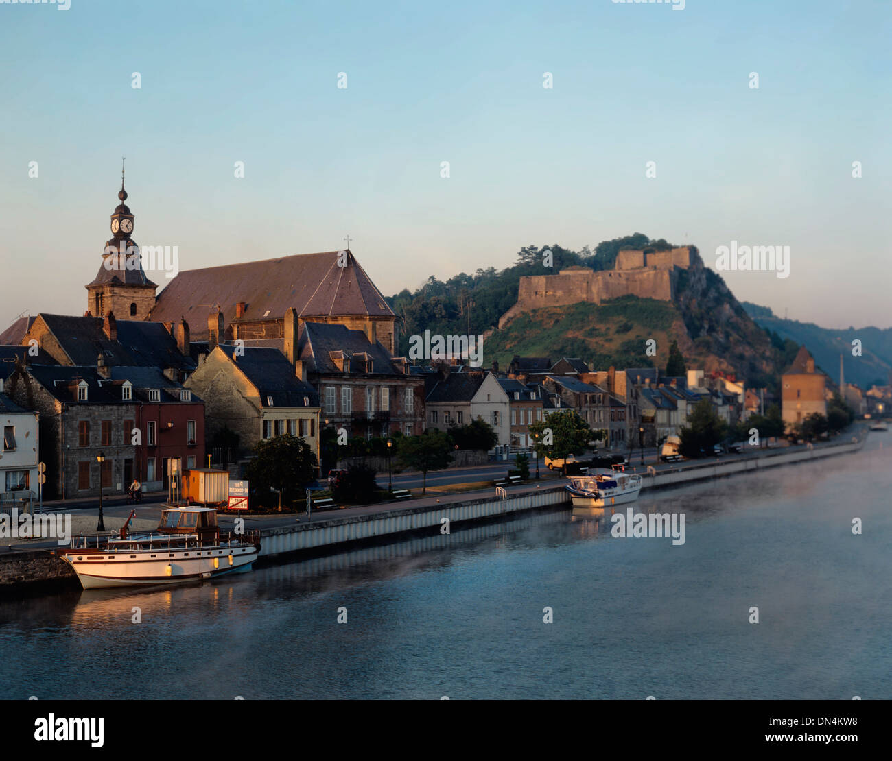 Vue sur colline montrant waterfront, Champagne-Ardenne, France Banque D'Images