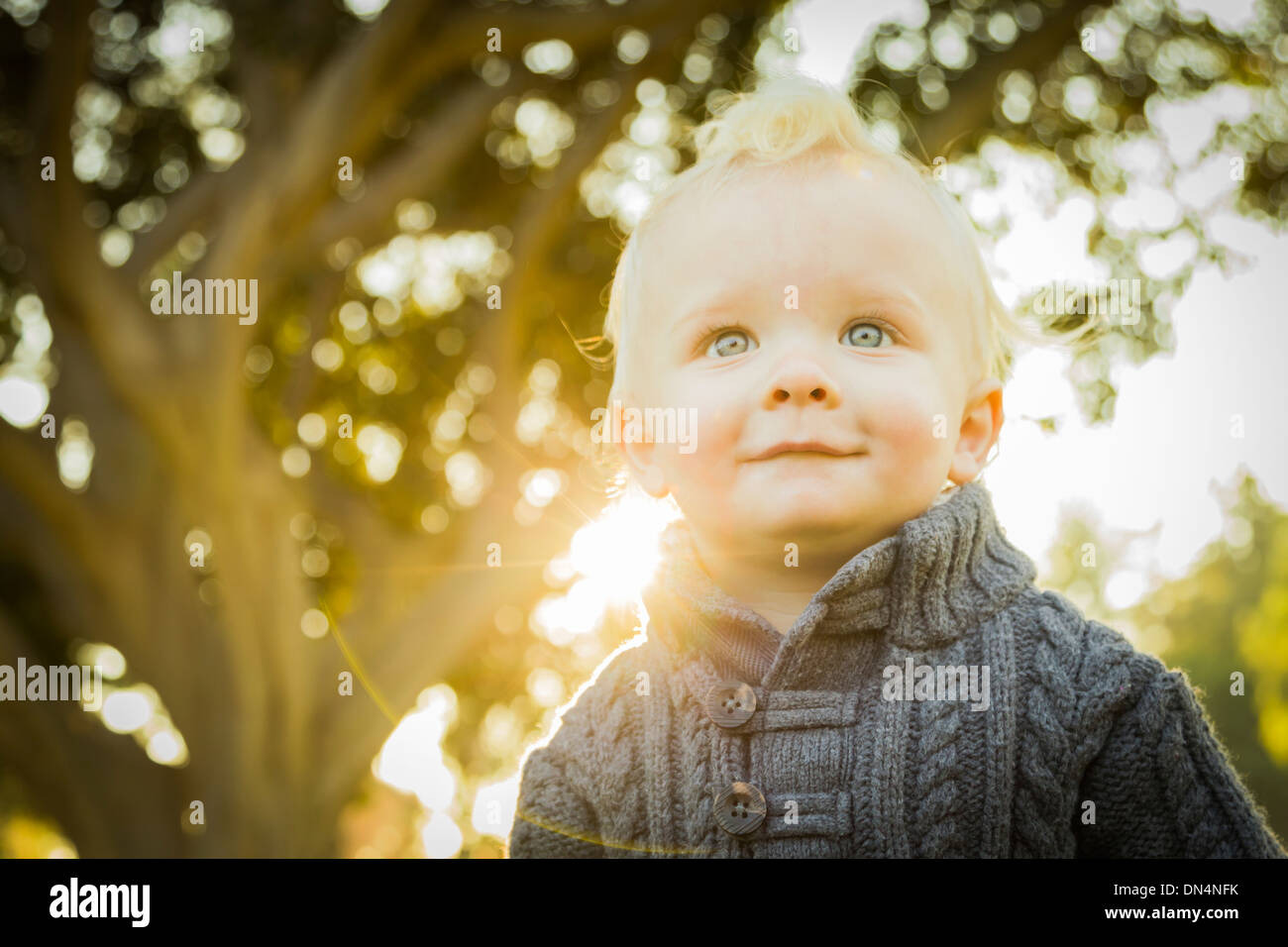 Adorable petit garçon blond bébé à l'extérieur dans le parc. Banque D'Images