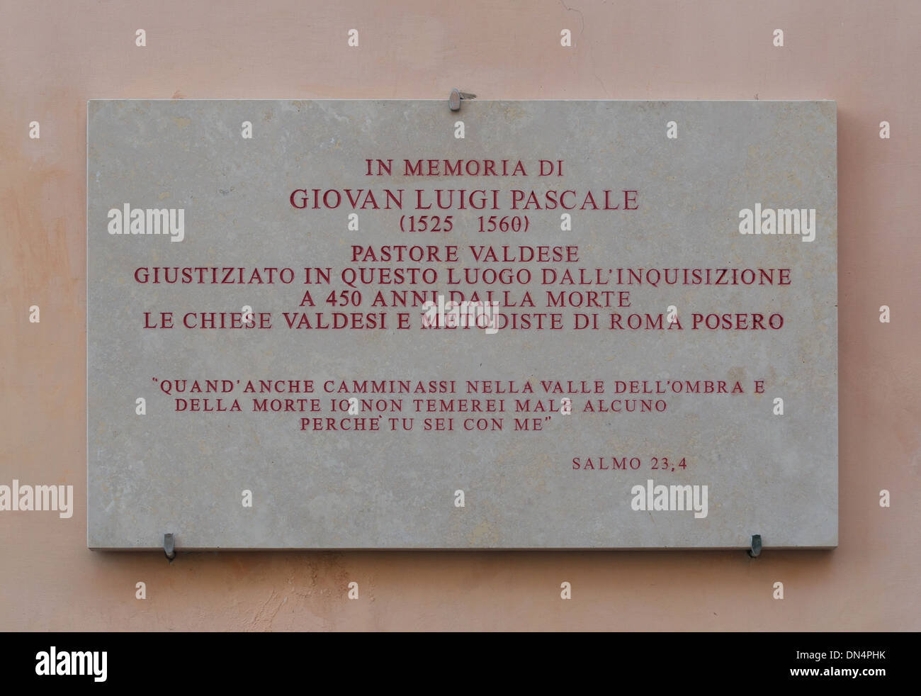 Plaque à Giovan Luigi Pascal, qui était un waldense pasteur, condamné à mort et exécuté comme hérétique par l'Inquisition catholique romain en 1560. Rome, Italie Banque D'Images