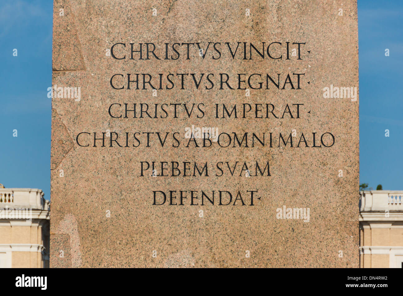 Texte latin chrétien sur le piédestal de l'obélisque à la place Saint Pierre, Vatican. Banque D'Images