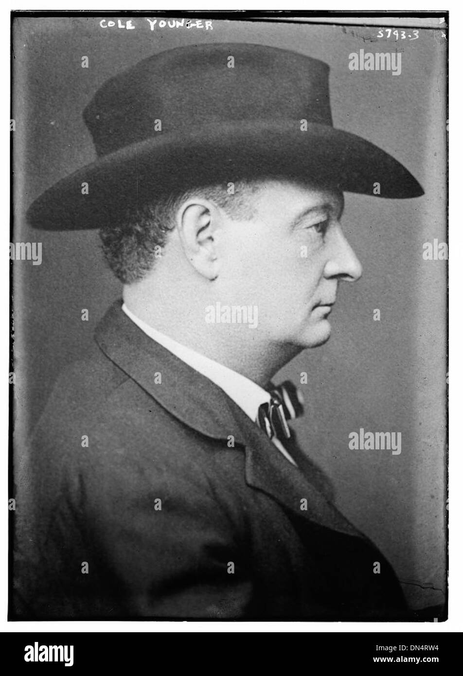 Cole Younger était une figure notoire de l'Ouest américain, connue pour son implication dans le gang James Younger. Cette photographie de la Bibliothèque du Congrès capture un personnage clé de l'histoire des activités hors-la-loi à la fin du XIXe siècle. Banque D'Images