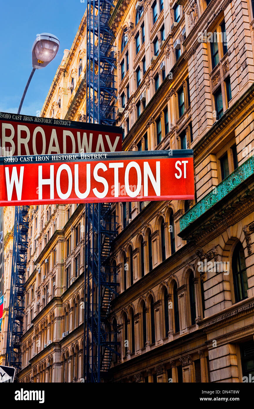 Plaque de Rue New York City West Houston & Broadway avec des capacités en fonte Soho District Historique Banque D'Images